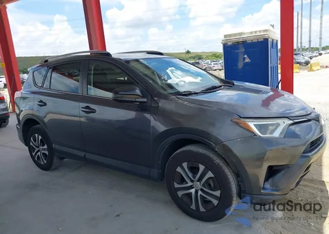2017 Toyota Rav4 Le z USA, uszkodzony, nr VIN JTMZFREV5HD093875